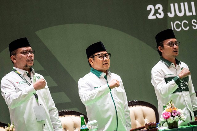 Ketua Umum Partai Kebangkitan Bangsa (PKB) Muhaimin Iskandar, Wakil Ketua Umum PKB Hanif Dhakiri dan Sekjen PKB M Hasanuddin Wahid menyanyikan mars PKB dalam pembukaan Musyawarah Kerja Nasional PKB di JCC Senayan, Jakarta, Selasa (23/7/2024).  Foto: Aprillio Akbar/ANTARA FOTO