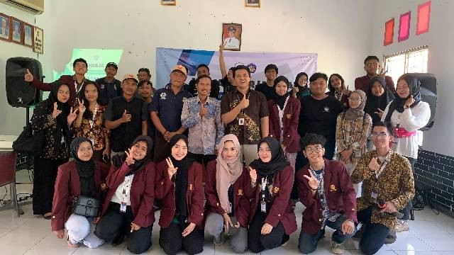 Foto bersama Mahasiswa KKN dan Perangkat Desa Tanjungsari Karawang