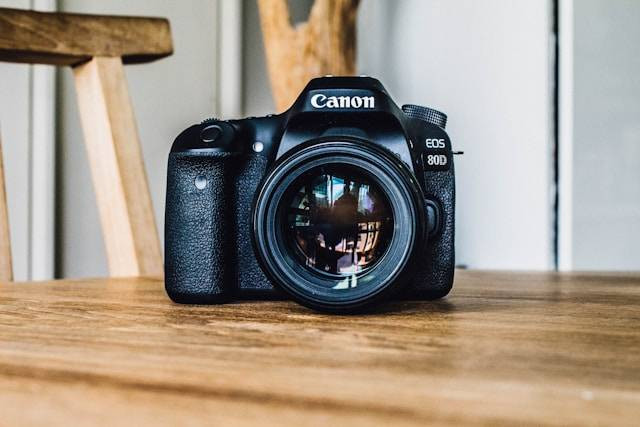 Rekomendasi Kamera Mirrorless dengan Viewfinder. Foto Hanya Ilustrasi. Sumber Foto: Unsplash.com/Hanson Lu