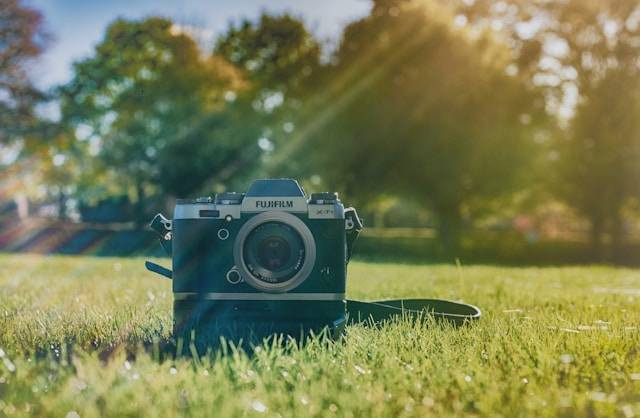 Apakah Kamera Mirrorless Bisa Diganti Lensa? Foto Hanya Ilustrasi. Sumber Foto: Unsplash.com/Viktor Forgacs