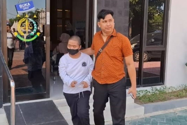 Bagas Arista Herlyanto (26) pria asal Manyar, Gresik, tiba di Kejari Gresik usai pelimpahan tahap II, Selasa (23/7/2024) Foto: Dok. Istimewa