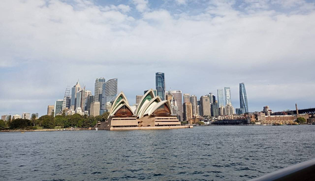 Menikmati Opera House dari atas ferry menuju Manly Beach. Sumber: Dokumen Pribadi