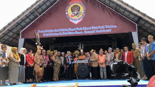 Bupati Sekadau, Aron, membuka Gawai Dayak XIII Kabupaten Sekadau di Betang Youth Center, Selasa, 23 Juli 2024. Foto: Aji/PWI Sekadau