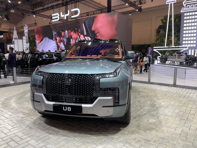 BYD Yangwang U8 bisa berputar di tempat di GIIAS 2024 Foto: Aditya Pratama Niagara/kumparan