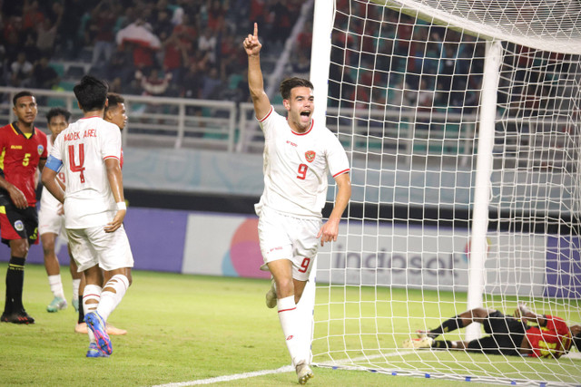 Pesepak bola Timnas Indonesia Jens Raven (tengah) berselebrasi usai mencetak gol ke gawang Timnas Timor Leste dalam pertandingan penyisihan Grup A Piala AFF U-19 di Stadion Gelora Bung Tomo, Surabaya, Jawa Timur, Selasa (23/7/2024). Foto: Rizal Hanafi/ANTARA FOTO