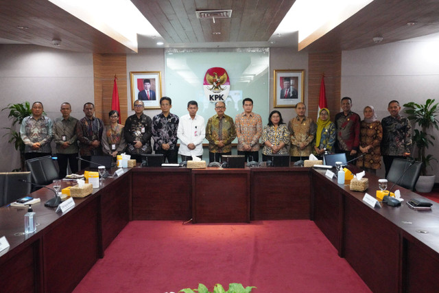 Foto bersama usai penandatanganan nota kesepahaman KPK dengan LPSK di Gedung Merah Putih KPK, Jakarta Selatan, Selasa (23/7/2024). Foto: Dok. KPK