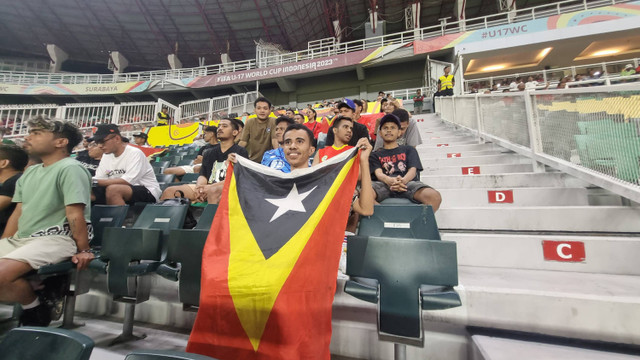 Sejumlah suporter Timor Leste meramaikan Stadion Gelora Bung Tomo di ajang Piala AFF U-19 antara Indonesia vs Timor Leste, Selasa (23/7/2024). Foto: Farusma Okta Verdian/kumparan