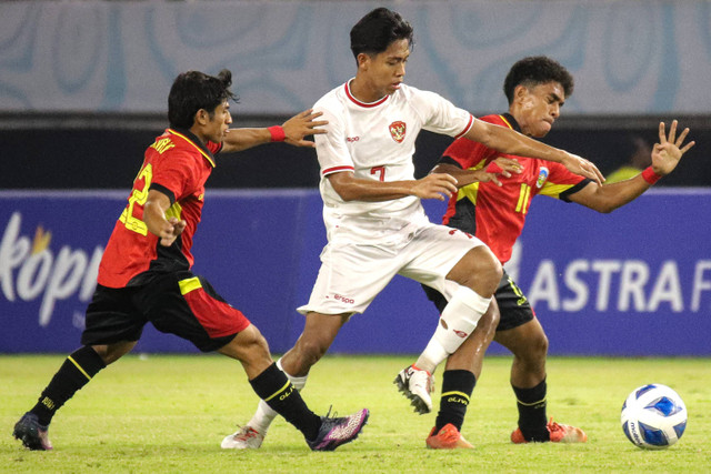 Pemain Timnas Indonesia Figo Dennis Saputrananto berebut bola dengan dua pemain Timnas Timor Leste Marques de Carvalho dan Vabio Canavaro saat pertandingan penyisihan Grup A Piala AFF U-19 di Stadion Gelora Bung Tomo, Surabaya, Selasa (23/7/2024). Foto: Rizal Hanafi/ANTARA FOTO