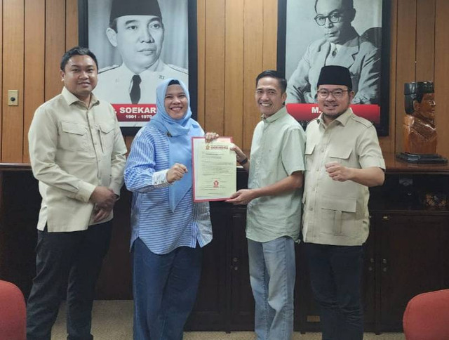 Ratu Dewa bersama Prima Salam saat menerima surat dukungan Partai Gerindra. (ist)