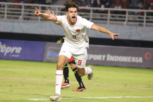 Pemain Timnas Indonesia Jens Raven berselebrasi usai mencetak gol kedua ke gawang Timnas Timor Leste dalam pertandingan penyisihan Grup A Piala AFF U-19 di Stadion Gelora Bung Tomo, Surabaya, Jawa Timur, Selasa (23/7/2024). Foto: Rizal Hanafi/ANTARA FOTO