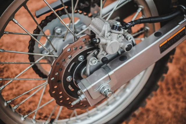 Rem belakang Kawasaki KLX menggunakan disc brake dengan kaliper satu piston. Foto: Bangkit Jaya Putra/kumparan