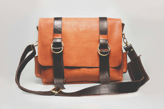 Limbah kopi dapat disulap menjadi tas kulit (https://www.pexels.com/photo/orange-and-black-leather-satchel-bag-1152077/)