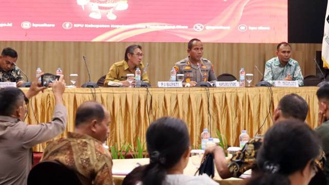 Penjabat Bupati Sitaro, Joi Eltiano B Oroh, saat mengikuti rapat koordinasi pembentukan TPS Lokasi Khusus untuk para pengungsi akibat erupsi Gunung Ruang di Kabupaten Sitaro.