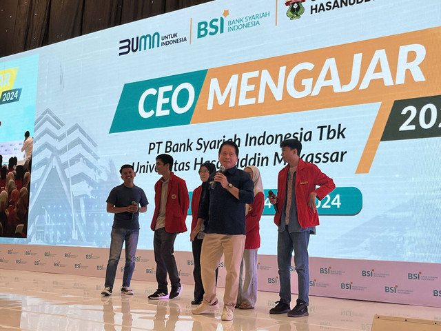 Direktur Utama PT Bank Syariah Indonesia Tbk atau BSI, Hery Gunardi, dalam CEO Mengajar di Universitas Hasanuddin, Makassar, Rabu (24/7/2024). Foto: Ghinaa Rahmatika/kumparan