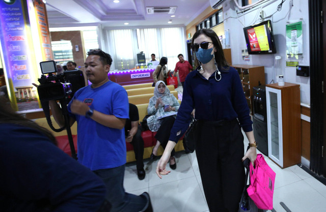 Artis Kimberly Ryder bersama suaminya Edward Akbar saat menghadiri sidang perdana terkait perceraian di Pengadilan Agama Jakarta Pusat, Jakarta, Rabu, (24/7/2024). Foto: Agus Apriyanto