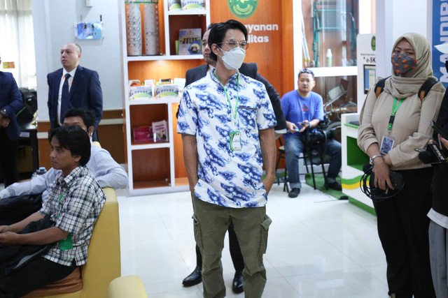 Artis Kimberly Ryder bersama suaminya Edward Akbar saat menghadiri sidang perdana terkait perceraian di Pengadilan Agama Jakarta Pusat, Jakarta, Rabu, (24/7/2024). Foto: Agus Apriyanto