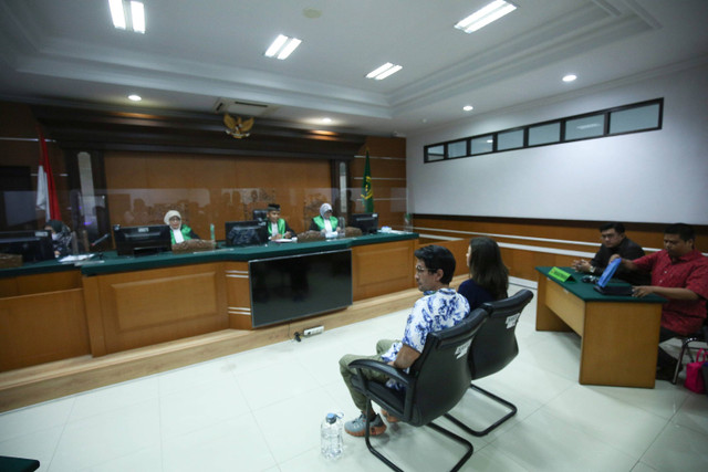 Artis Kimberly Ryder bersama suaminya Edward Akbar saat menghadiri sidang perdana terkait perceraian di Pengadilan Agama Jakarta Pusat, Jakarta, Rabu, (24/7/2024). Foto: Agus Apriyanto