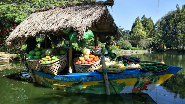 Harga Wahana di Floating Market Lembang. Sumber: Unsplash/Edwin Petrus