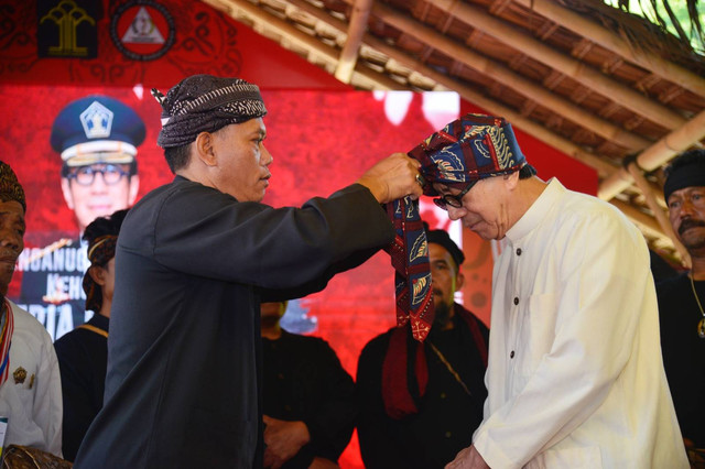 Berjasa Lindungi Kekayaan Intelektual Jabar, Menkumham Yasonna Terima Gelar Kehormatan Masyarakat Adat Jabar