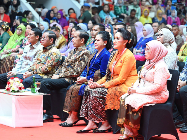 Presiden Jokowi dan Ibu Negara Iriana Jokowi di Hari Kebaya Nasional 2024. Foto: Dok. Kris - Biro Pers Sekretariat Presiden