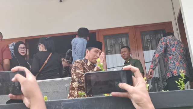 Presiden Jokowi dan Wapres Terpilih, Gibran Rakabuming Raka mendatangi rumah duka Hamzah Haz di Jalan Tegalan, Matraman, Jakarta Timur, Rabu (24/7).  Foto: Fadlan Nuril Fahmi/kumparan