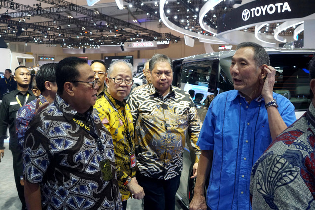 Menko Perekonomian Airlangga Hartarto bersama Pengusaha Tol, Jusuf Hamka meninjau booth Toyota di GIIAS 2024, Rabu (20/7). Foto: Fitra Andrianto/kumparan