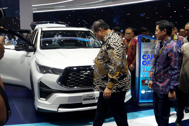 Menko Perekonomian Airlangga Hartarto bersama Pengusaha Tol, Jusuf Hamka meninjau booth Toyota di GIIAS 2024, Rabu (20/7). Foto: Fitra Andrianto/kumparan