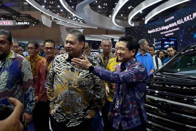 Menko Perekonomian Airlangga Hartarto didampingi Wakil Presiden Direktur PT Toyota Astra Motor, Henry Tanoto meninjau booth Toyota di GIIAS 2024, Rabu (20/7). Foto: Fitra Andrianto/kumparan