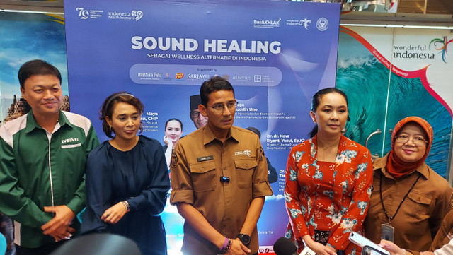 Menparekraf Sandiaga Uno (tengah) saat doorstop acara "Sound Healing sebagai Alternatif Penyembuhan Kesehatan Mental" di Balairung Soesilo Soedarman Kemenparekraf pada Rabu (24/7). Foto: Gitario Vista Inasis/kumparan