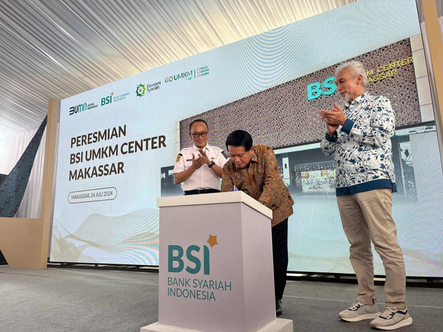 Pj Gubernur Sulawesi Selatan Zudan Arif Fakrulloh, Direktur Utama BSI Hery Gunardi, Wakil Komisaris Utama BSI Adiwarman Azwar Karim dalam peresmian BSI UMKM Center Makassar. Foto: Ghinaa Rahmatika/kumparan