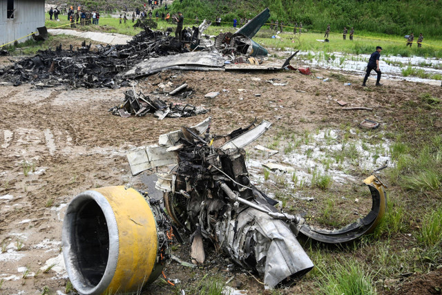 Petugas memeriksa pesawat Saurya Airlines yang terjatuh di  Kathmandu, Nepal, Rabu (24/7/2024).  Foto: Prakash Mathema/AFP