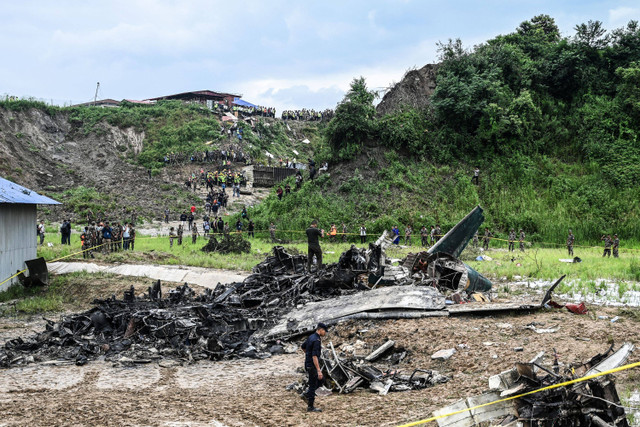 Petugas memeriksa pesawat Saurya Airlines yang terjatuh di Kathmandu, Nepal, Rabu (24/7/2024). Foto: Prakash Mathema/AFP