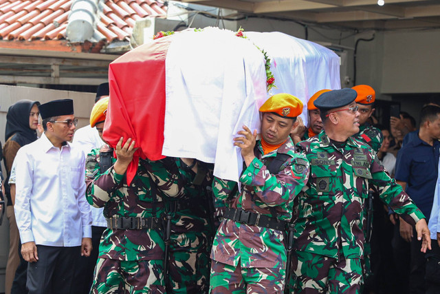 Sejumlah anggota TNI melakukan prosesi upacara sebelum membawa jenazah Mantan Wapres Hamzah Haz ke Pemakaman, Matraman, Jakarta, Rabu (23/7/2024). Foto: Iqbal Firdaus/kumparan