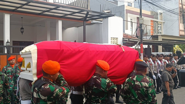 Jenazah Hamzah Haz dilakukan upacara persemayaman di rumah duka sebelum diberangkatkan ke Cisarua, Bogor, Rabu (24/7/2024). Foto: Fadlan Nuril Fahmi/kumparan