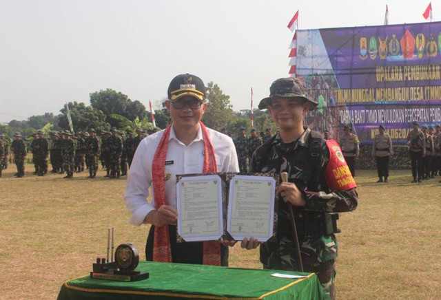 Dandim 0620/Kab Cirebon Letkol Inf Aditya Wira Respati, bersama Pj Bupati Cirebon, saat pembukaan TMMD ke-121 TA 2024 di Desa Kubang. Foto: Tarjoni/Ciremaitoday