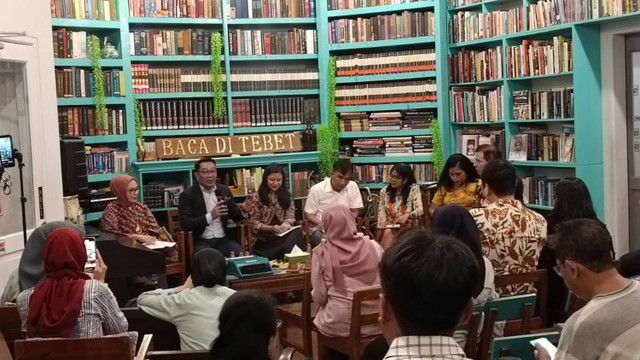 Ridwan Kamil di Baca di Perpustakaan dan Ruang Temu, Tebet, Jakarta Selatan, Rabu (24/7/2024). Foto: Fadlan Nuril Fahmi/kumparan