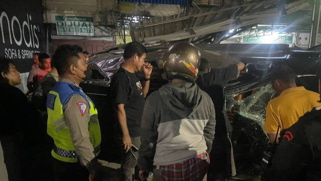 Fortuner di Medan tabrak pembatas jalan, tiang ruko, hingga gerobak pada Rabu (24/7/2024) Foto: Dok. Istimewa