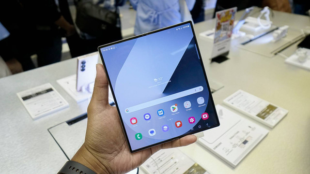 Smartphone Samsung Galaxy Z Fold 6 dan Z Flip 6. Foto: Kevin Kurnianto/kumparan