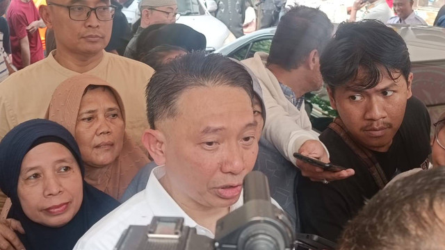 Putra dari almarhum Hamzah Haz, Nur Agus Haz saat diwawancarai wartawan di rumah duka, Jalan Tegalan, Matraman, Jakarta Timur, Rabu (24/7). Foto: Fadlan Nuril Fahmi/kumparan