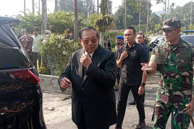 Presiden ke-6 Susilo Bambang Yudhoyono menghadiri pemakaman Hamzah Haz di Bogor, Rabu (24/7/2024). Foto: kumparan