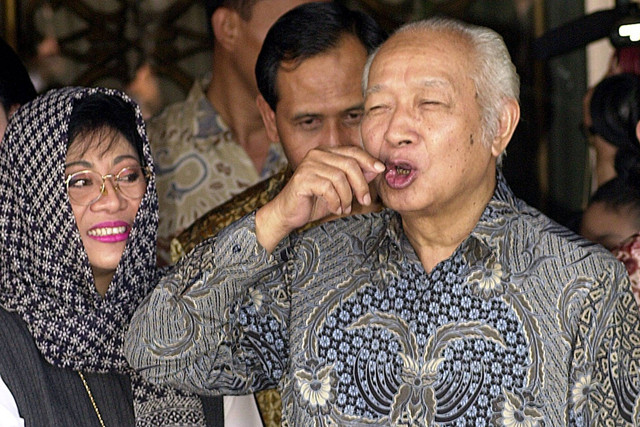 Presiden ke-2 Soeharto bersama putri sulungnya Siti Hardijanti atau Tutut menjelang kedatangan Presiden Abdurrahman Wahid, pada 8 Maret 2000. Foto: WEDA / AFP