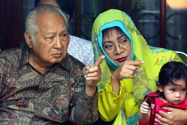 Presiden ke-2 Soeharto bersama putri sulungnya Siti Hardijanti atau Tutut di Jakarta, 5 April 2004. Foto: Bay Ismoyo/AFP