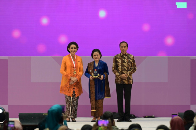 Presiden Joko Widodo bersama Ibu Negara Iriana Joko Widodo didampingi Ketua Umum Ketua Umum Kongres Wanita Indonesia Giwo Rubianto Wiyogo berfoto bersama dalam peringatan Hari Kebaya Naional di Istora Senayan, Jakarta (24/7/2024).  Foto: Sigid Kurniawan/ANTARA FOTO 