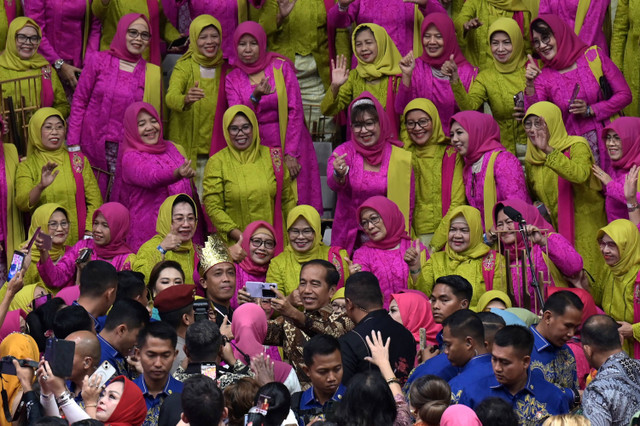 Presiden Joko Widodo melakukan swafoto bersama tamu undangan dalam peringatan Hari Kebaya Nasional 2024 di Istora Senayan, Jakarta, Rabu (24/7/2024). Foto: Sigid Kurniawan/ANTARA FOTO 