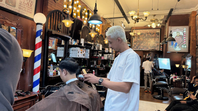 Suasana kegiatan pangkas rambut di barbershop, The Barber Brown, Sleman. Foto: Muhammad Hafiq/Pandangan Jogja