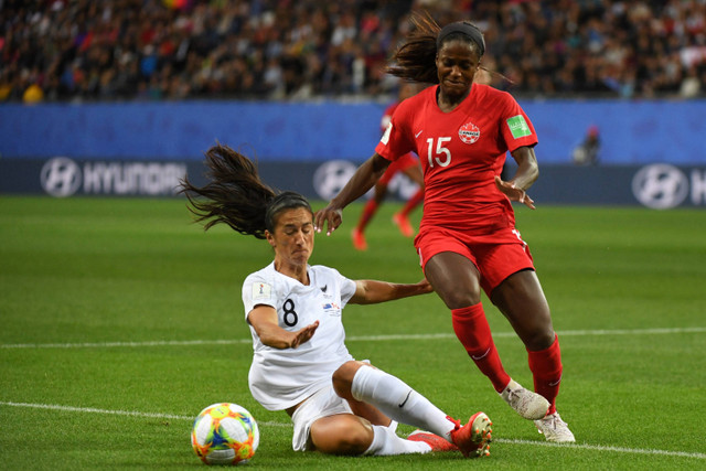 Pemain Timnas Wanita Kanada Nichelle Prince berebut bola dengan pemain Timnas Wanita Selandia Baru Abby Erceg pada pertandingan Grup E Piala Dunia Wanita Prancis 2019 di Stadion Alpes di Grenoble, Prancis, pada 15 Juni 2019. Foto: Jean-Pierre Clatot / AFP