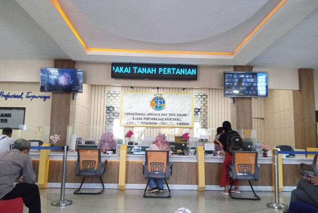 Suasana pelayanan di Kantor ATR/BPN Kabupaten Cirebon tampak sejumlah pemohon sedang mengurus administrasi. Foto: Tarjoni/Ciremaitoday