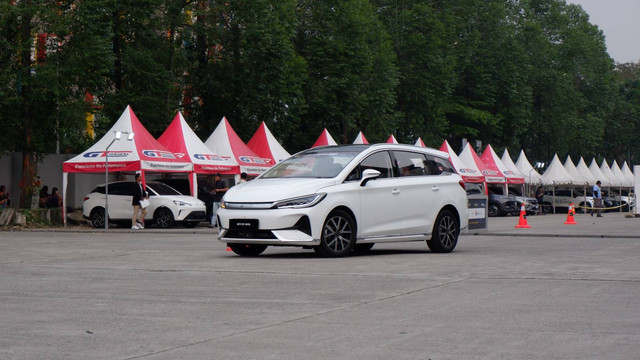 Test drive BYD M6 di GIIAS 2024 Foto: Aditya Pratama Niagara/kumparan