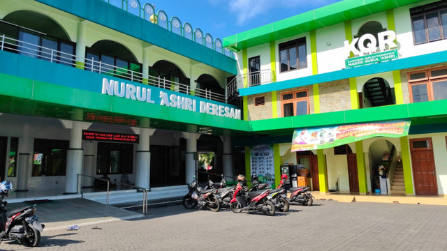 Masjid Nurul 'Ashri di Deresan, Kalurahan Caturtunggal, Kapanewon Depok, Kabupaten Sleman selamatkan petani dari anjloknya harga panen sayur, mereka borong berton-ton sayur dari petani di Magelang, Jateng. Foto: Arfiansyah Panji Purnandaru/kumparan