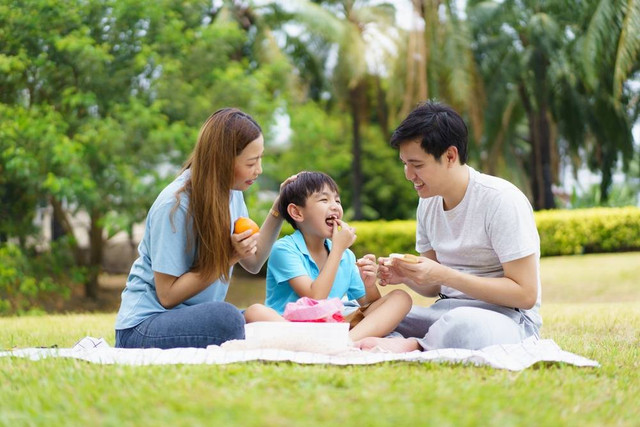 Ilustrasi ayah dan ibu kompak jaga kesehatan anak. Foto: Shutterstock